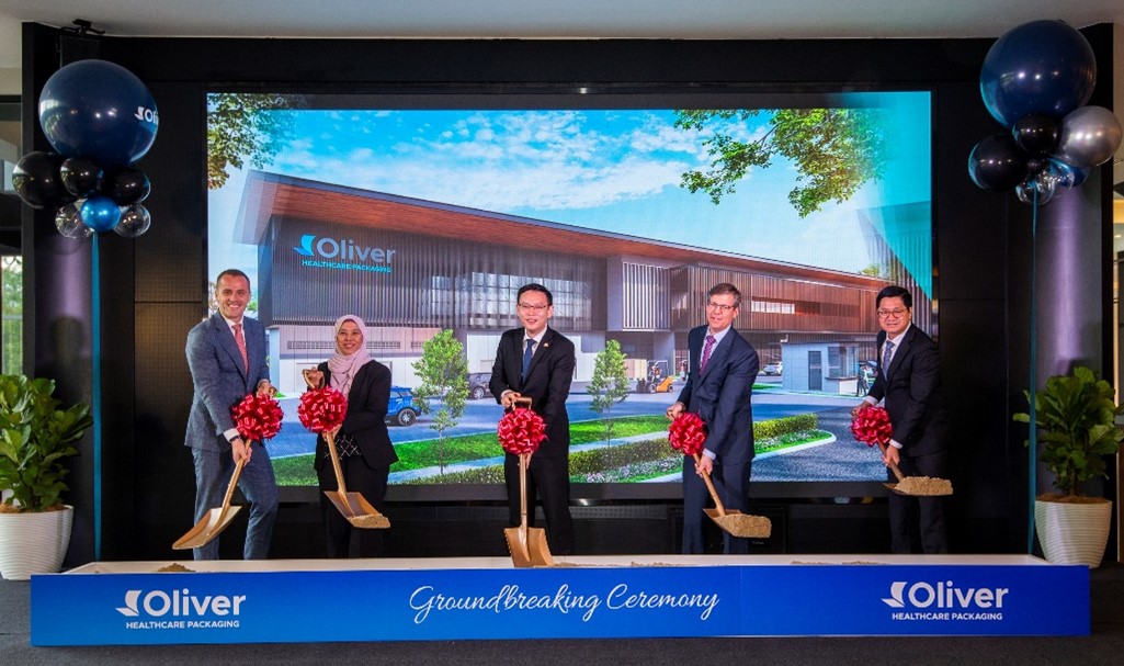 [From Left to Right] Dr. Aldin Velic, General Manager, Southeast Asia, Oliver Healthcare Packaging; Ms. Rozita Ibrahim, Director of Building Technology & Lifestyle Division, Malaysian Investment Development Authority; Yang Berhormat Tuan Lee Ting Han, Chairman of Johor State Investment, Trade and Consumer Affairs Committee; Mr. Michael Benevento, Chief Executive Office, Oliver Healthcare Packaging; Mr. Kelvin Lee, Group Managing Director, AME Elite Consortium Bhd