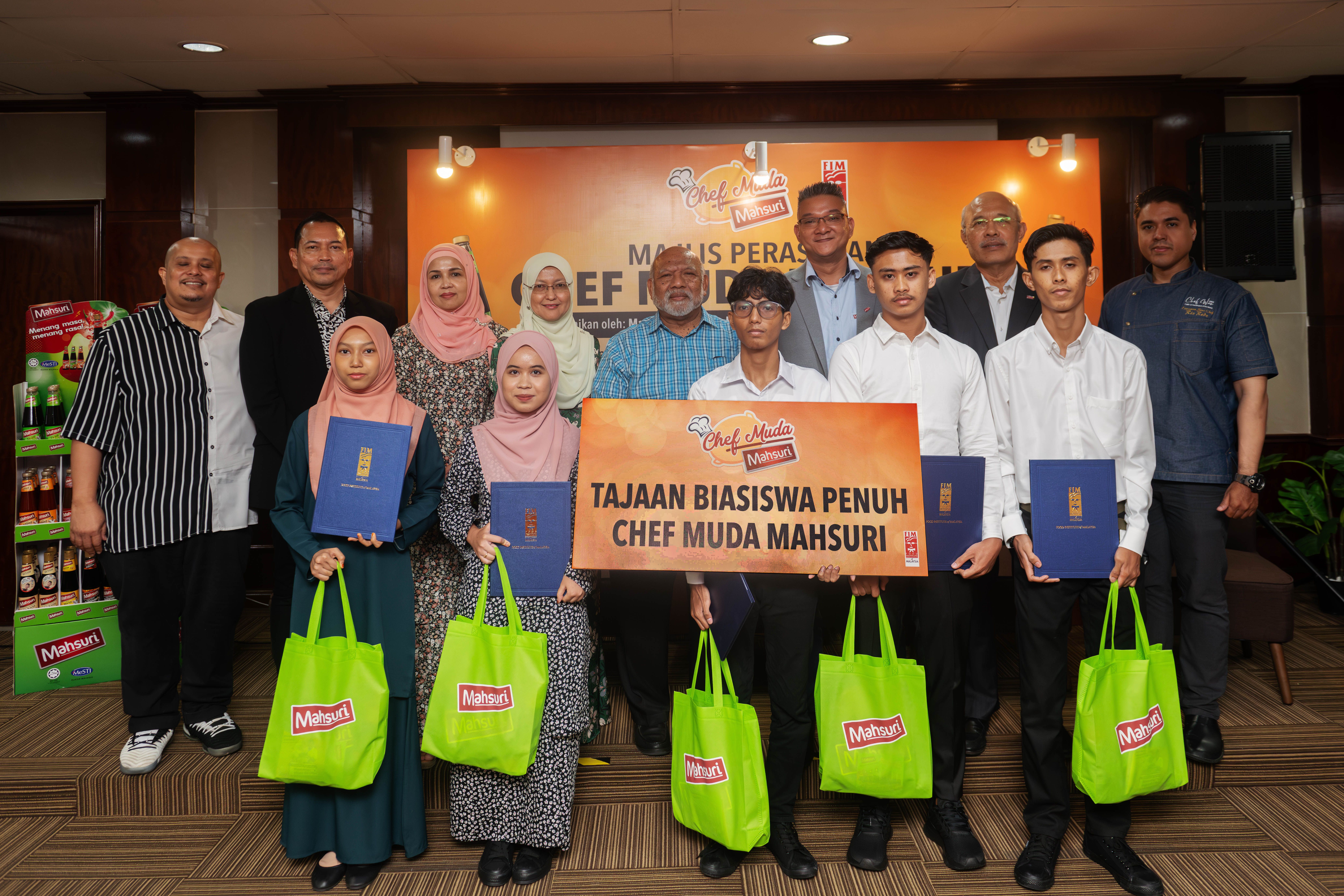 Chef Moh Johari Edrus Advisor FIM (back row, 5th from right), Puan Norafidah Mohd Hashim, Chief Executive of FIM (back row, 4th from right), Dato Mohd Roslan Bin Mahayuddin, Non-Executive Director, Mahsuri Food Sdn Bhd (Back Row, 2nd from right) En Mohd Jazri bin Ikmal Hijaz, Senior Commercial Manager Mahsuri Dagang Sdn Bhd (Back Row 3rd from right) present scholarships to FIM students.