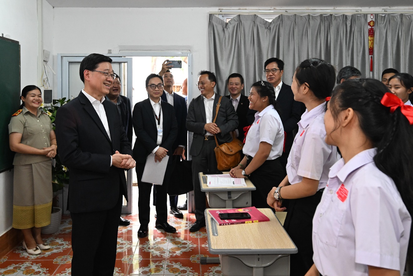 Mr Lee (second left) exchanges views with students at Vientiane Secondary School.