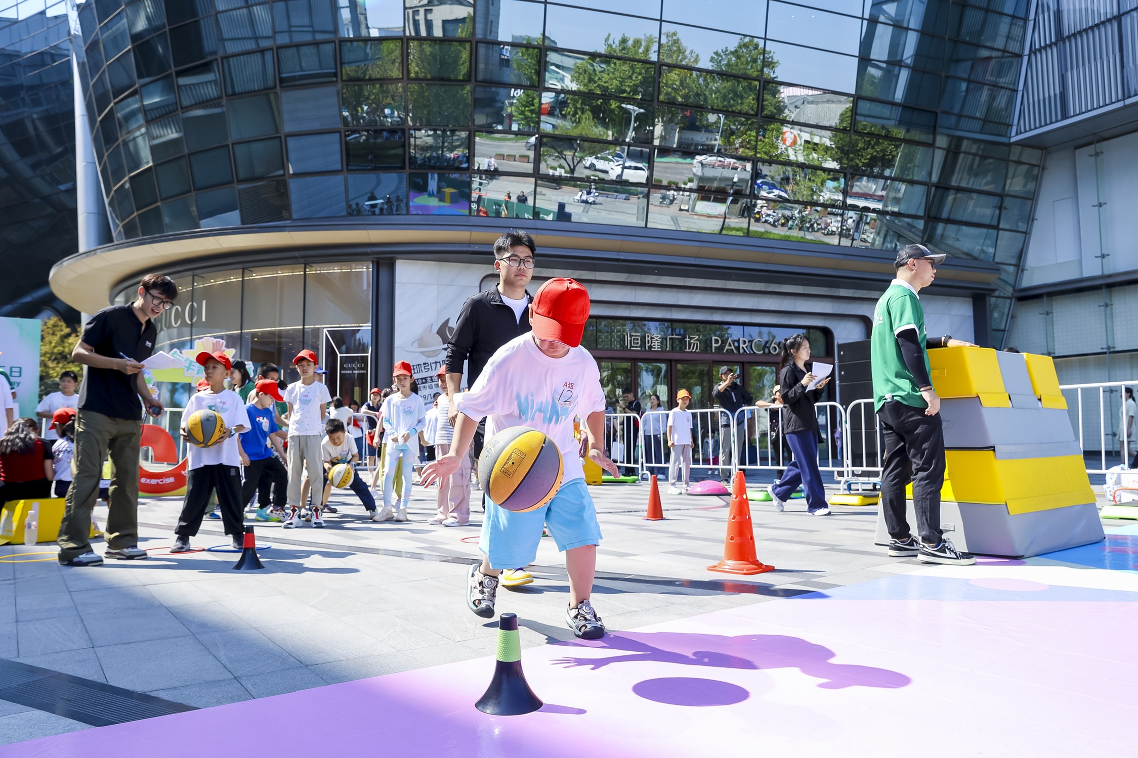 The volunteer team transformed the central street at Parc 66, Jinan, into different sports challenge zones, inviting underprivileged children to experience the joy of sports