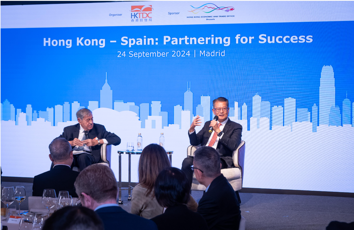 Hong Kong’s Financial Secretary, Mr Paul Chan (right), joins a dialogue session with Professor Pedro Nueno of the Business School of IE University of Spain.