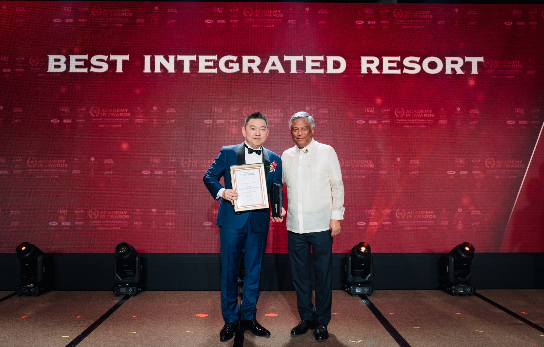 On behalf of GEG, Mr. Andy Lee (left), Deputy Director of Operations of StarWorld Hotel, attended the 2024 IAG Academy IR Awards and accepted the related awards.