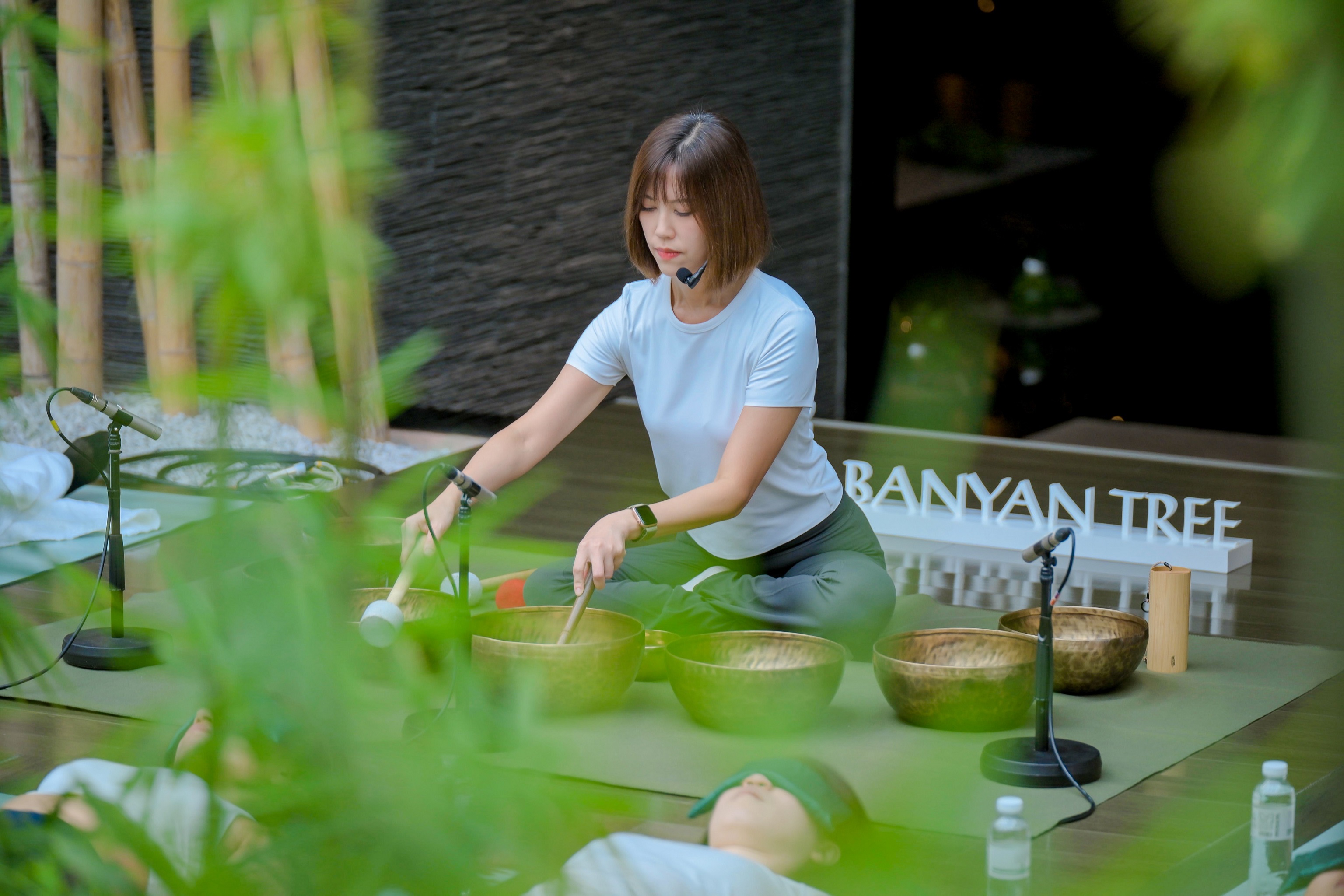 In the 60-minute Singing Bowl Sound Bath and Meditation session, they immersed themselves in the harmonious tones of the singing bowls under the guidance of professional instructors.