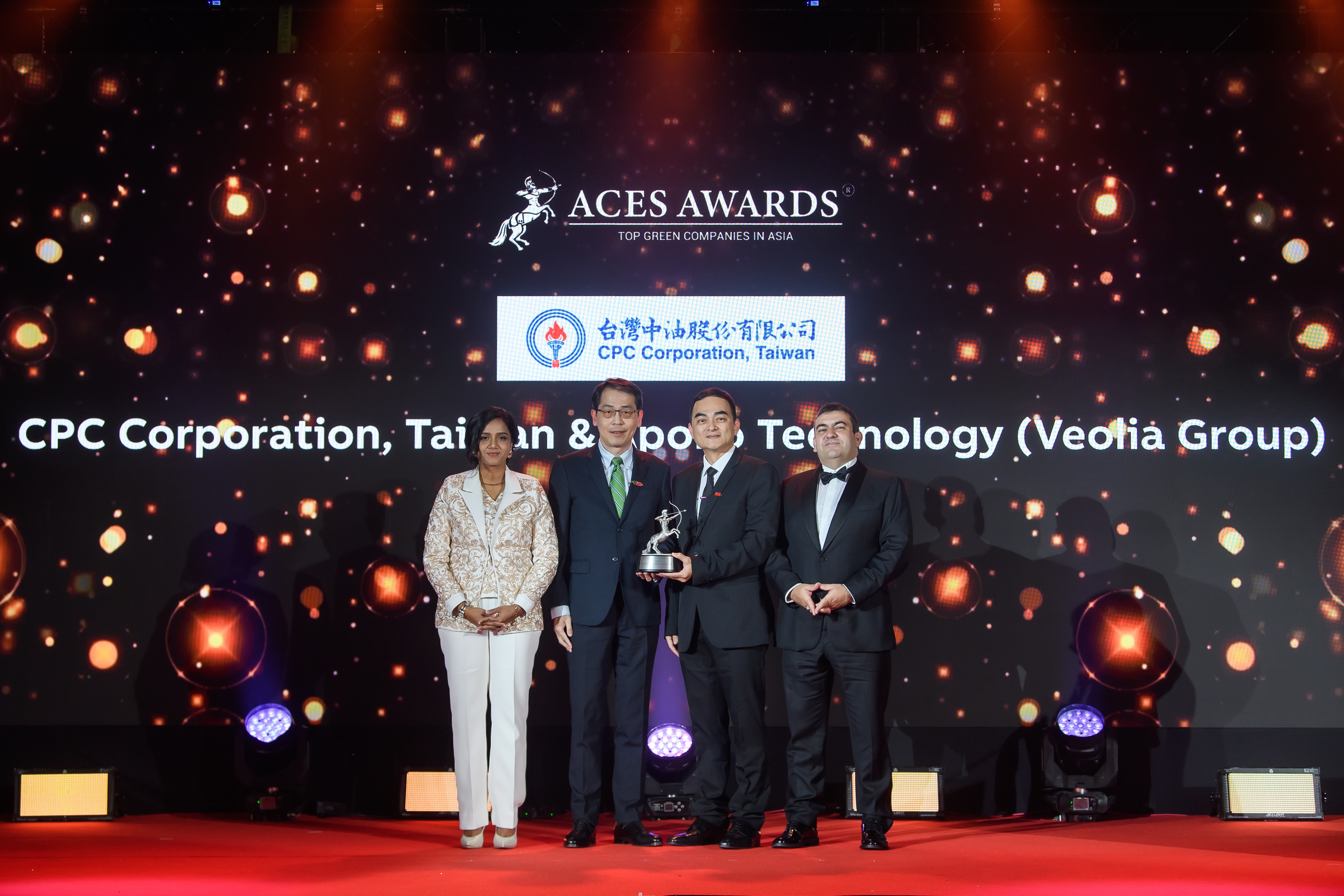 Honouring collaborative excellence in sustainability: Shen-Te Chen, Vice Chairman of Apollo Technology (left center), and Chung-Ying Li, Director of CPC Corporation, Taiwan (right center), proudly receive the Top Green Companies in Asia award on behalf of CPC Corporation, Taiwan, and Apollo Technology, a subsidiary of Veolia Group. This award celebrates their joint efforts to support Taiwan