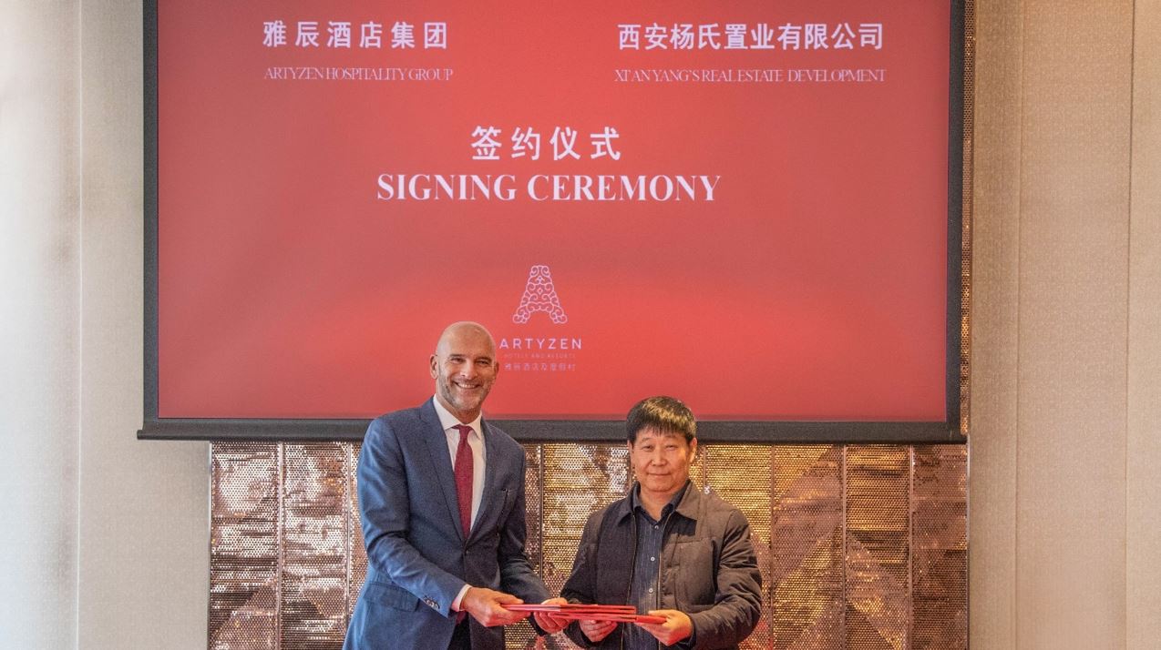 Mr. Rogier Verhoeven, Executive Director and President of Group Hospitality Division, Shun Tak Holdings Limited and Mr. Yang Zengtian, Chairman of Xi