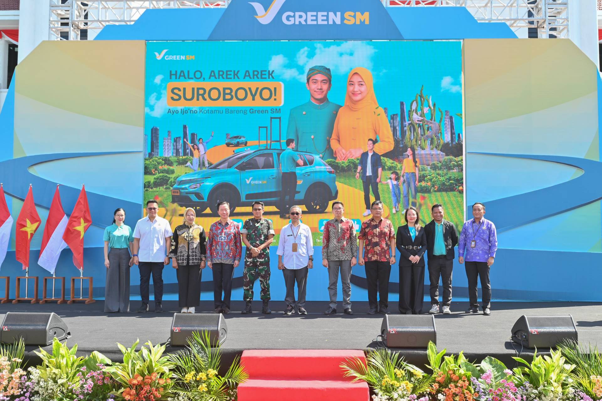Mr. Deny Tjia – Managing Director of Green SM Indonesia (fifth from the right), Mr. Agus Imam Sonhaji, S.T., M.M.T. – Expert Staff to the Mayor for Development, Economy, and Finance (center), together with representatives of government agencies and strategic partners at the launch ceremony.