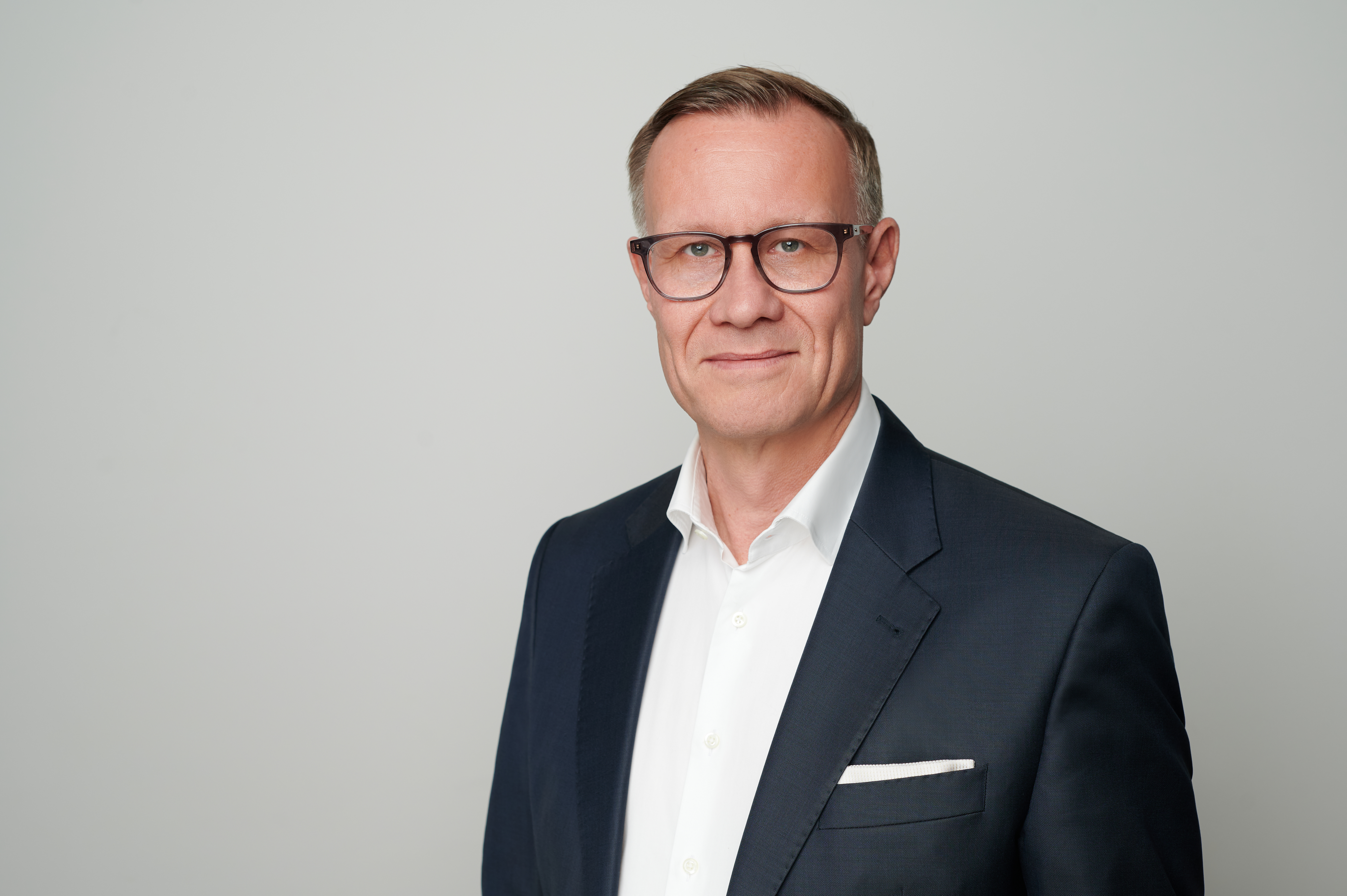 New Leadership at TÜV SÜD AG: Patrick Vollmer to assume Chairman of the Board of Management Role / FOTOSTUDIO - All Eyes On You)