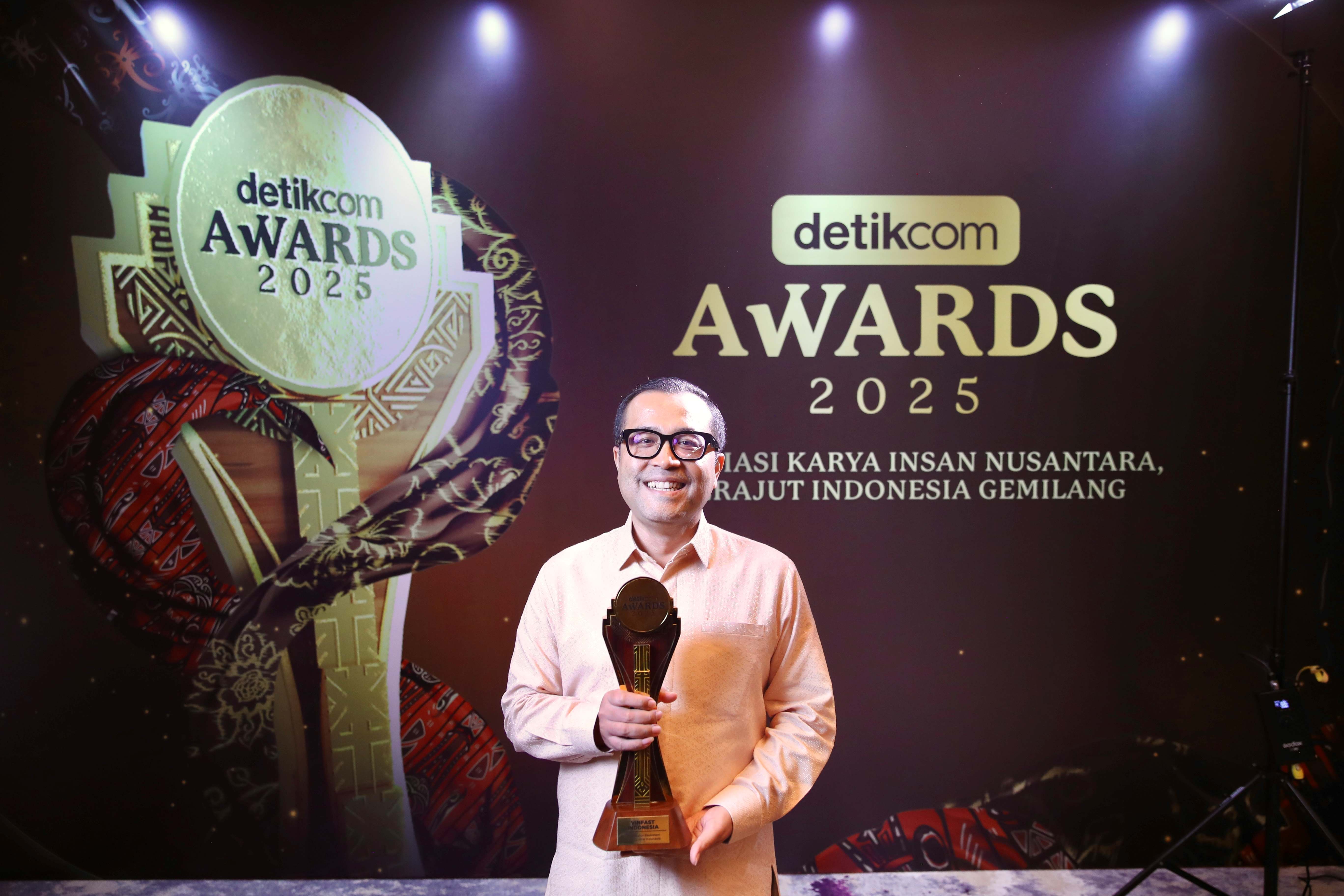 Mr. Kariyanto Hardjosoemarto, CEO of VinFast Indonesia, accepts the award on behalf of VinFast at the detikcom Awards 2025.