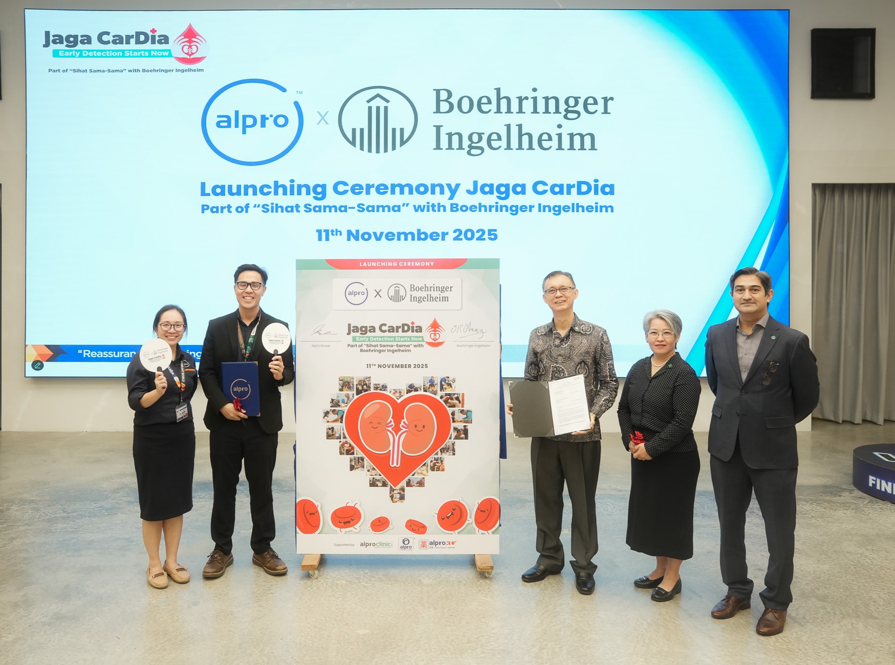 (From left: Ph Lim En Ni (Chief Pharmacist and Engagement Director of Alpro Group); Dr. Kam San Dhit (Family Doctor & Clinic Manager of Alpro Clinic); Mr Cheong Yee Kok (General Manager & Head of Human Pharma of Boehringer Ingelheim Malaysia, Singapore & Indonesia); Ms Angie H