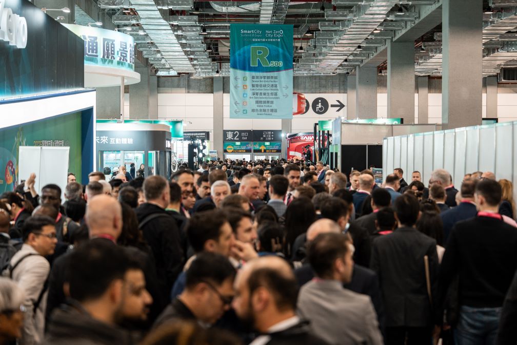 Members of the public discover how AI is revolutionizing urban life at the annual Smart City Summit and Expo.