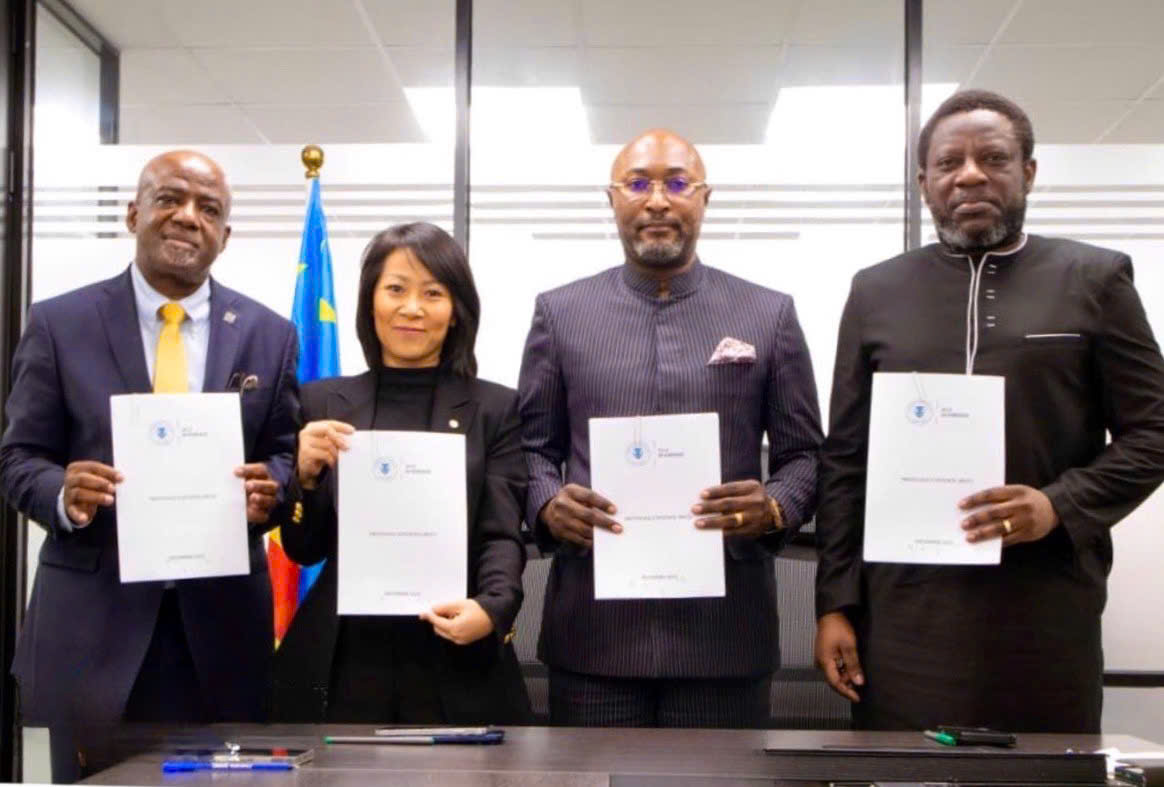 From left to right: Mr. Fely Lukwaka Samuna, Director of Exposure Sarl; Ms. Nguyen Hoang Phuong, CEO of Vingroup Africa; Mr. Fiston Lukwebo Musengo, Provincial Minister for Public–Private Partnerships, Trade and Industry; and Mr. Jésus-Noël Sheke Wa Domene, Provincial Minister for Planning, Budget, Transport and Urban Mobility, at the signing ceremony.