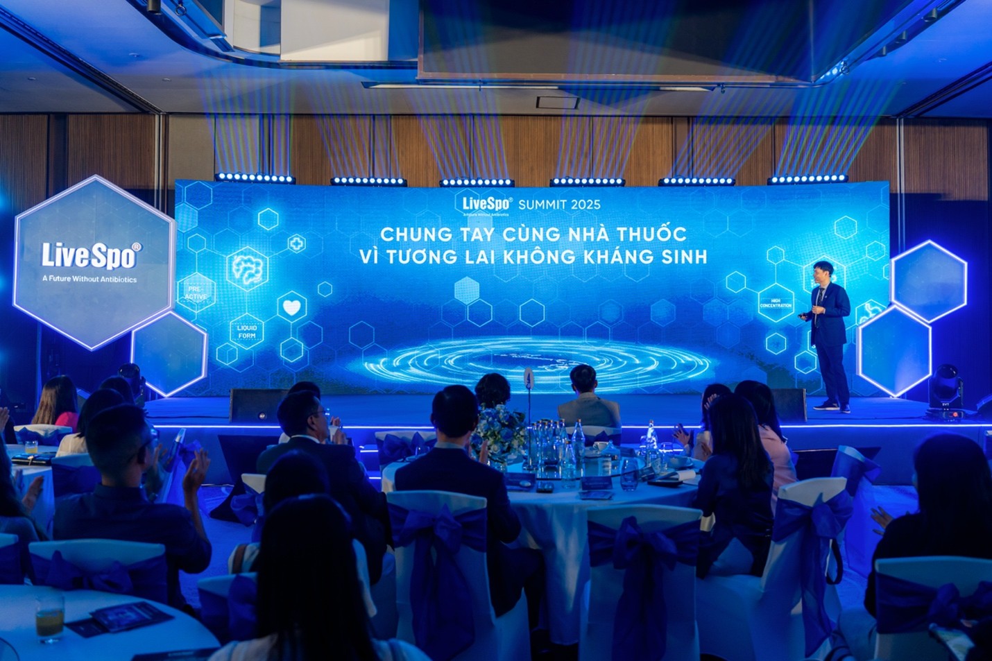 LiveSpo Summit 2025, themed “Collaborating with the Pharmacy Community for a Future Without Antibiotics,” held on November 26 in Ho Chi Minh City (Source: LiveSpo).