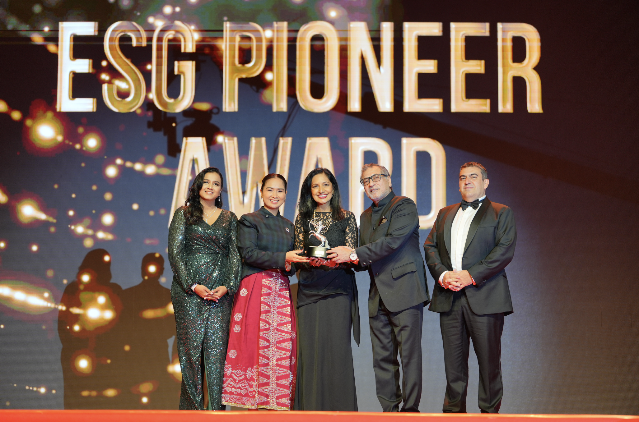 Dr. Jay receives her prestigious ESG Pioneer Award at the ACES Awards 2025, presented by the distinguished Deputy Minister of Tourism, Ni Luh Puspa