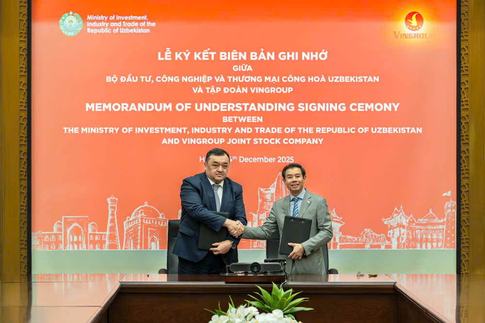 Mr. Kasimov Ilzat Ablaxatovich, Deputy Minister of Investment, Industry and Trade of the Republic of Uzbekistan (left), and Mr. Nguyen Viet Quang, Vice Chairman and CEO of Vingroup (right), at the signing ceremony of the Memorandum of Understanding (MOU).