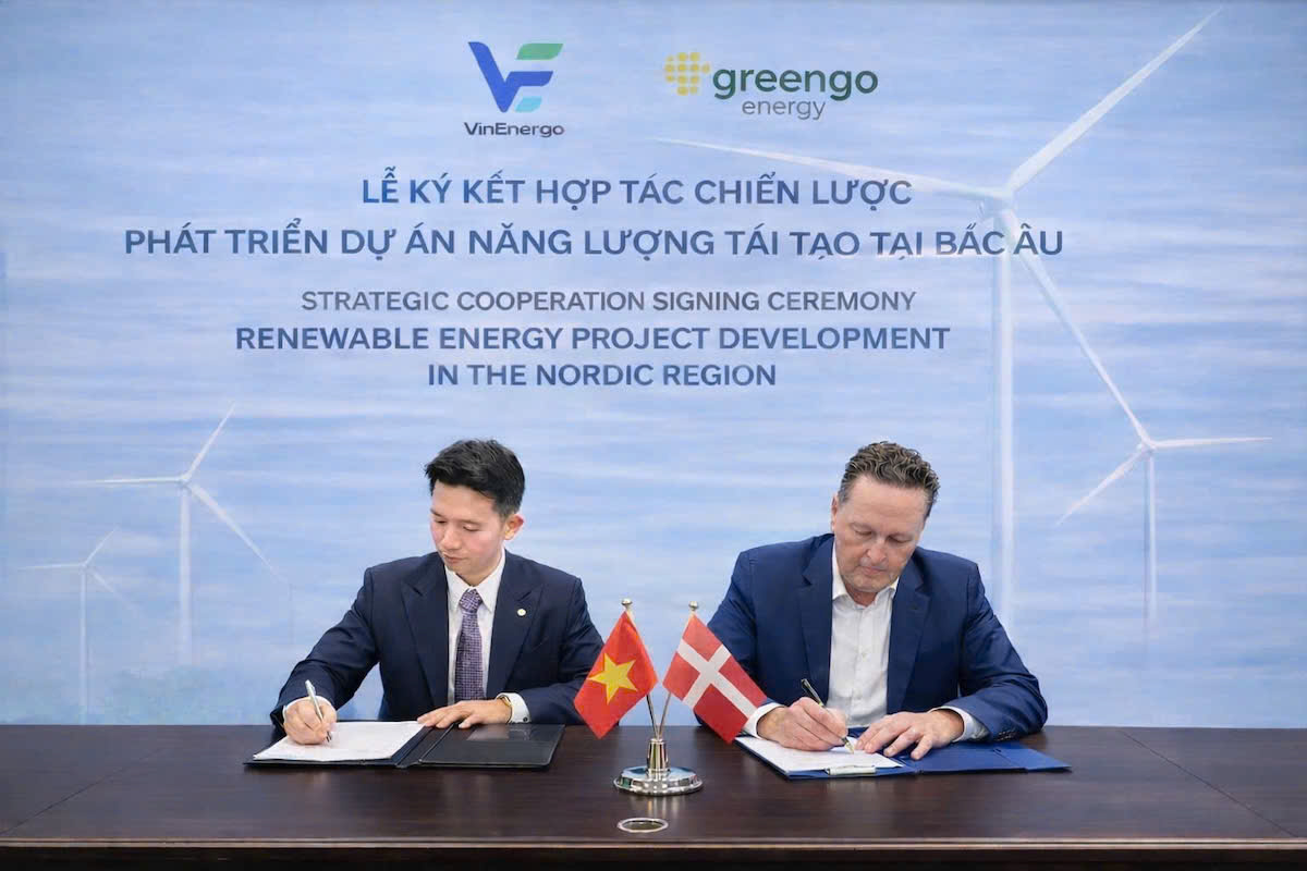 Mr. Nguyen Anh Khoa, CEO of VinEnergo (left), and Mr. Karsten Nielsen, Founder and CEO of GreenGo Energy Group (right), at the partnership signing ceremony between the two parties.