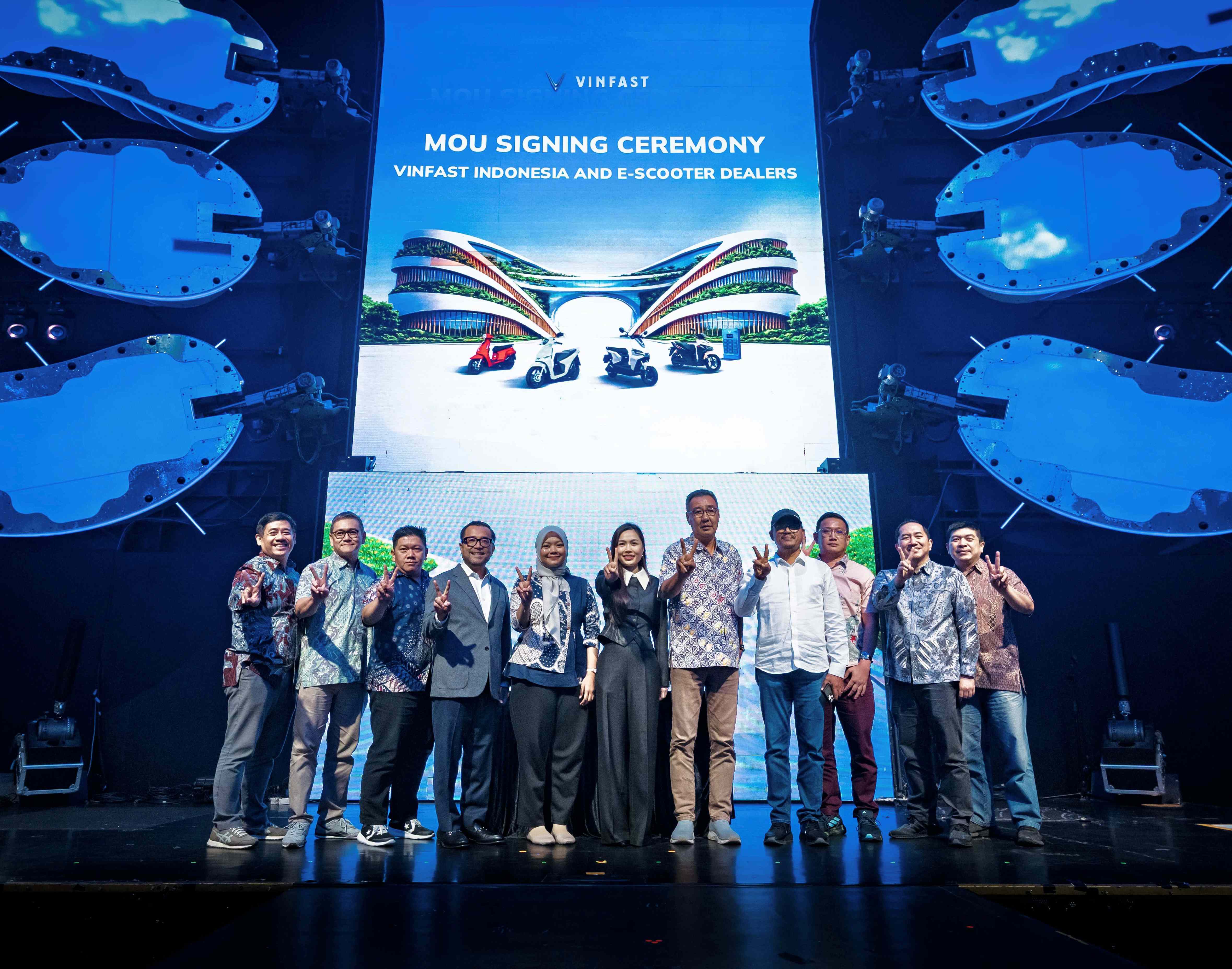 Representatives of VinFast and dealer partners in Indonesia at the signing ceremony of the Memorandum of Understanding (MoU) on the distribution of e-scooters.