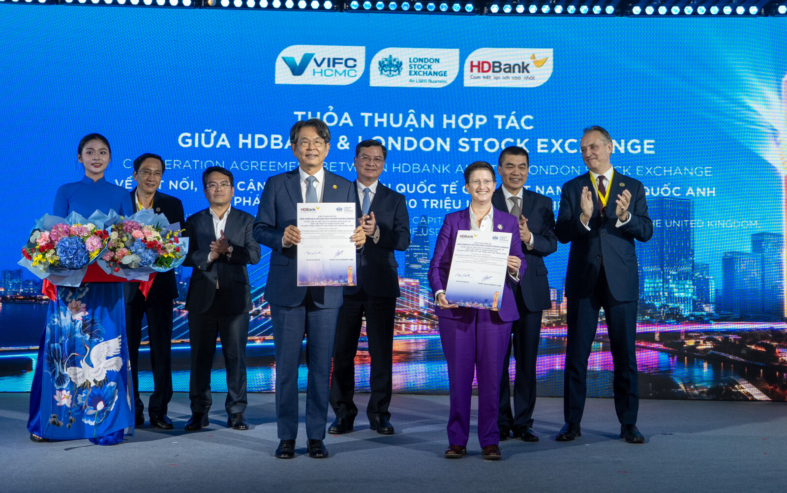 HDBank signed a strategic partnership agreement with the London Stock Exchange on April 14 in HCM City. — Photo courtesy of HDBank