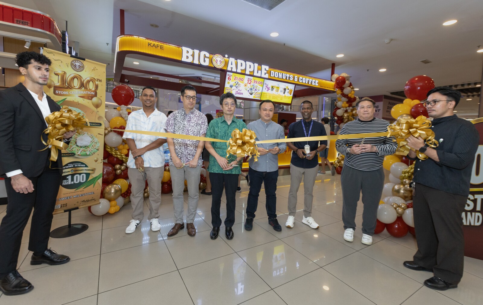Left to right: Mr. Mohammad Fadzli B. Zainurdin, General Manager, Big Apple Donuts & Coffee; Mr. Takashi Horii, Chief Financial Officer, Big Apple Donuts & Coffee; Mr. Yasuo Mizoguchi, Managing Director, Big Apple Donuts & Coffee; Mr. Ron Poon, Director, Big Apple Donuts & Coffee; Mr. Nilamegan, Operations Manager, IOI Mall Puchong; and Mr. Edward Yong, Senior Manager, FO Design, at the opening of Big Apple Donuts & Coffee