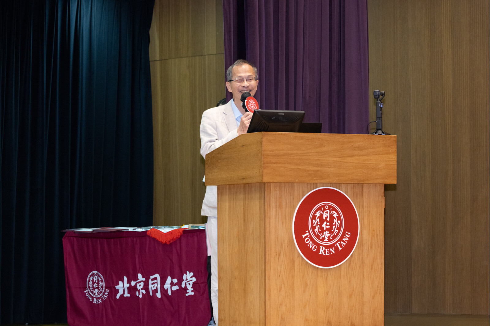 Mr. Tsang Yok-sing, Independent Non-Executive Director of Beijing Tong Ren Tang Chinese Medicine Company Limited, encouraged the student ambassadors to take their newly acquired Traditional Chinese Medicine (TCM) knowledge to heart. He inspired them to bring these insights back to their schools and communities, sharing the core TCM philosophy of preventive healthcare and wellness with families, peers, teachers, and elderly neighbours, thereby continuing their meaningful journey as young champions of Chinese medicine culture.